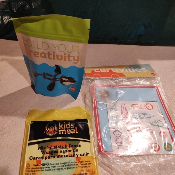 Lot of 3 Wendy's toys Cartivities includes a fun Sign, an Orca and Matching face - Picture 2 of 9